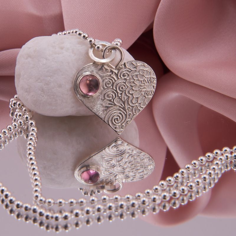 Herz Anhänger mit Walzuster und rosa Turmalin